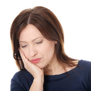 Person experiencing jaw discomfort, illustrating the symptom pattern associated with disc displacement in the TMJ